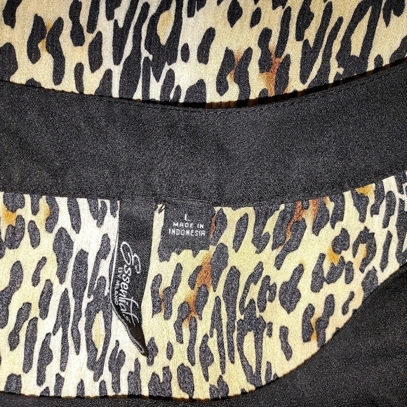 Essentials by Milano Women's Leopard Print Blouse Size Large - Picture 3 of 3